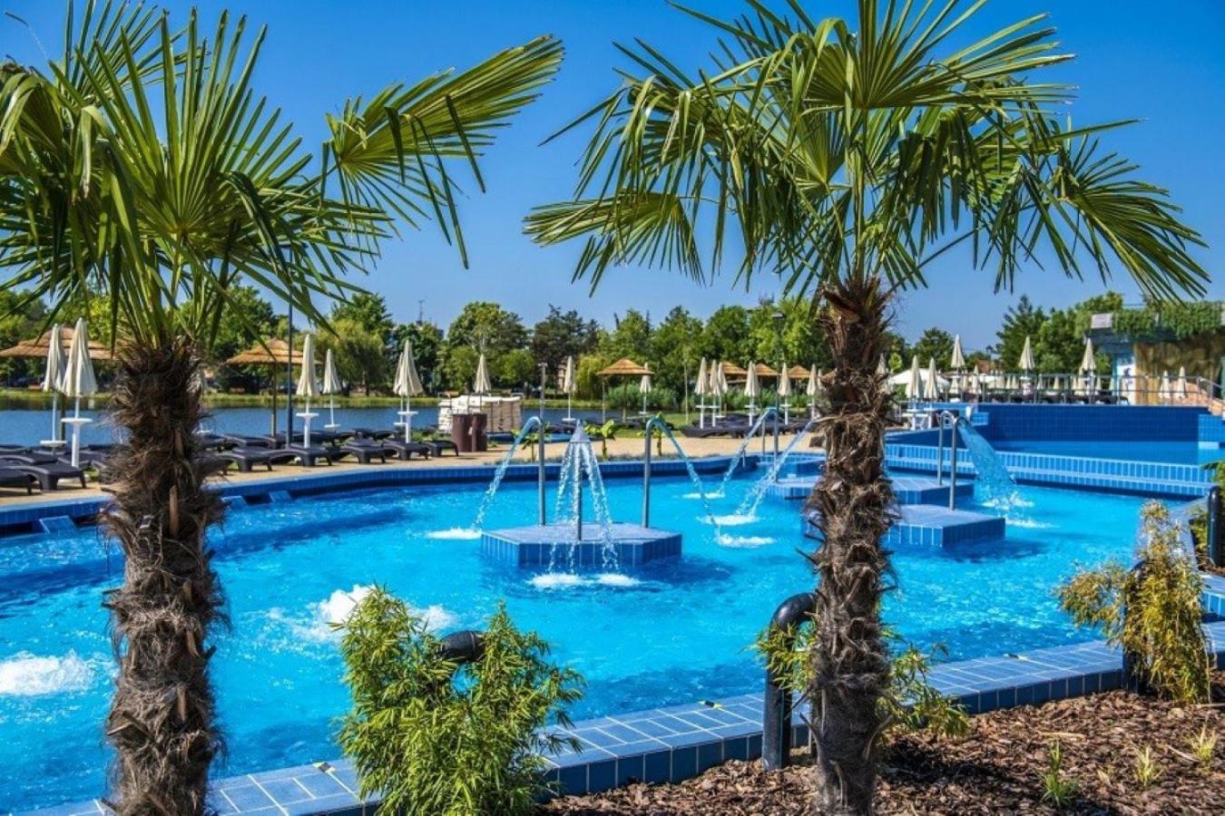 Szilfak City Apartman Хайдусобосло Экстерьер фото